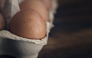 Die LAgerung im Eierkarton wirkt sich positiv auf die Haltbarkeit der Eier aus (Bild:Pixabay/Pezibear)